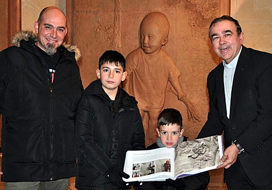 Los visitantes 9.998, 99 y 10.000 con el dean,, Félix Castro.