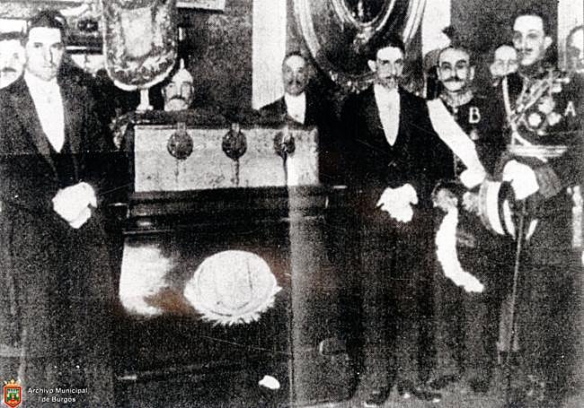 S. M. el Rey Alfonso XIII con otras representaciones en el Salón de Jueces con la arqueta que contiene los restos del Cid.