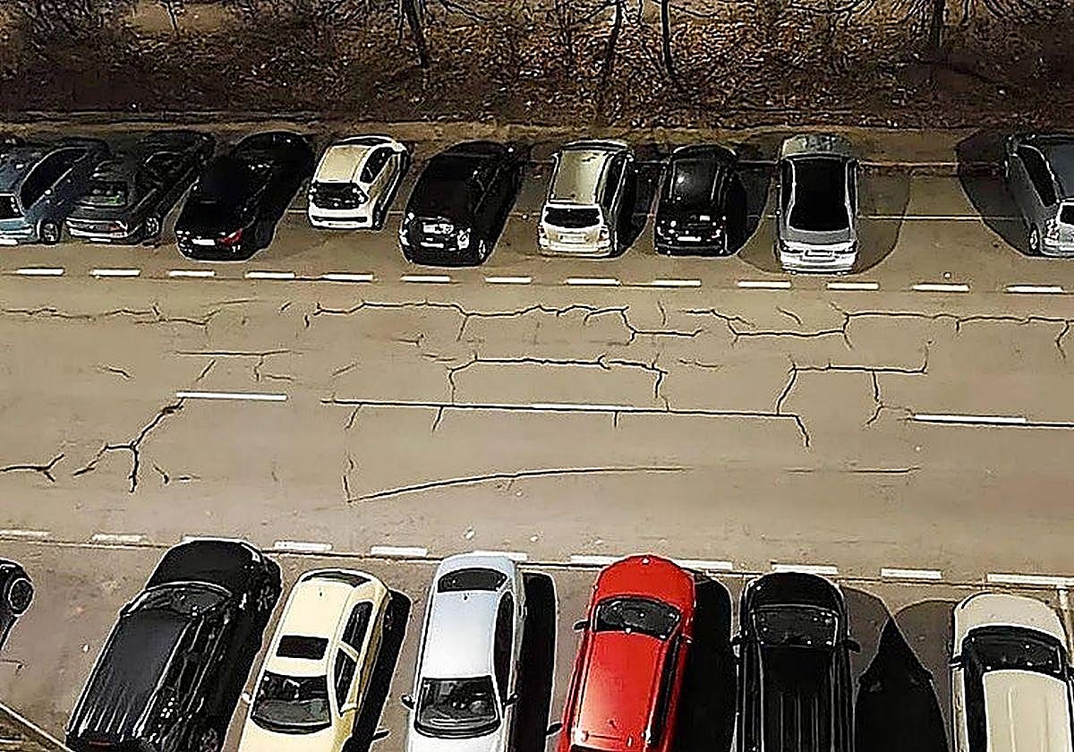 Imagen del asfalto agrietado en Lakua.