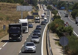 Imagen de archivo de una carretera de Burgos con tráfico intenso.