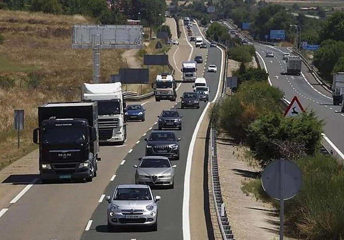 Imagen de archivo de una carretera de Burgos con tráfico intenso.