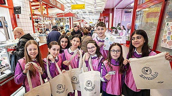 Alumnos del programa Econautas reparten bolsas reutilizables en los mercados de Burgos