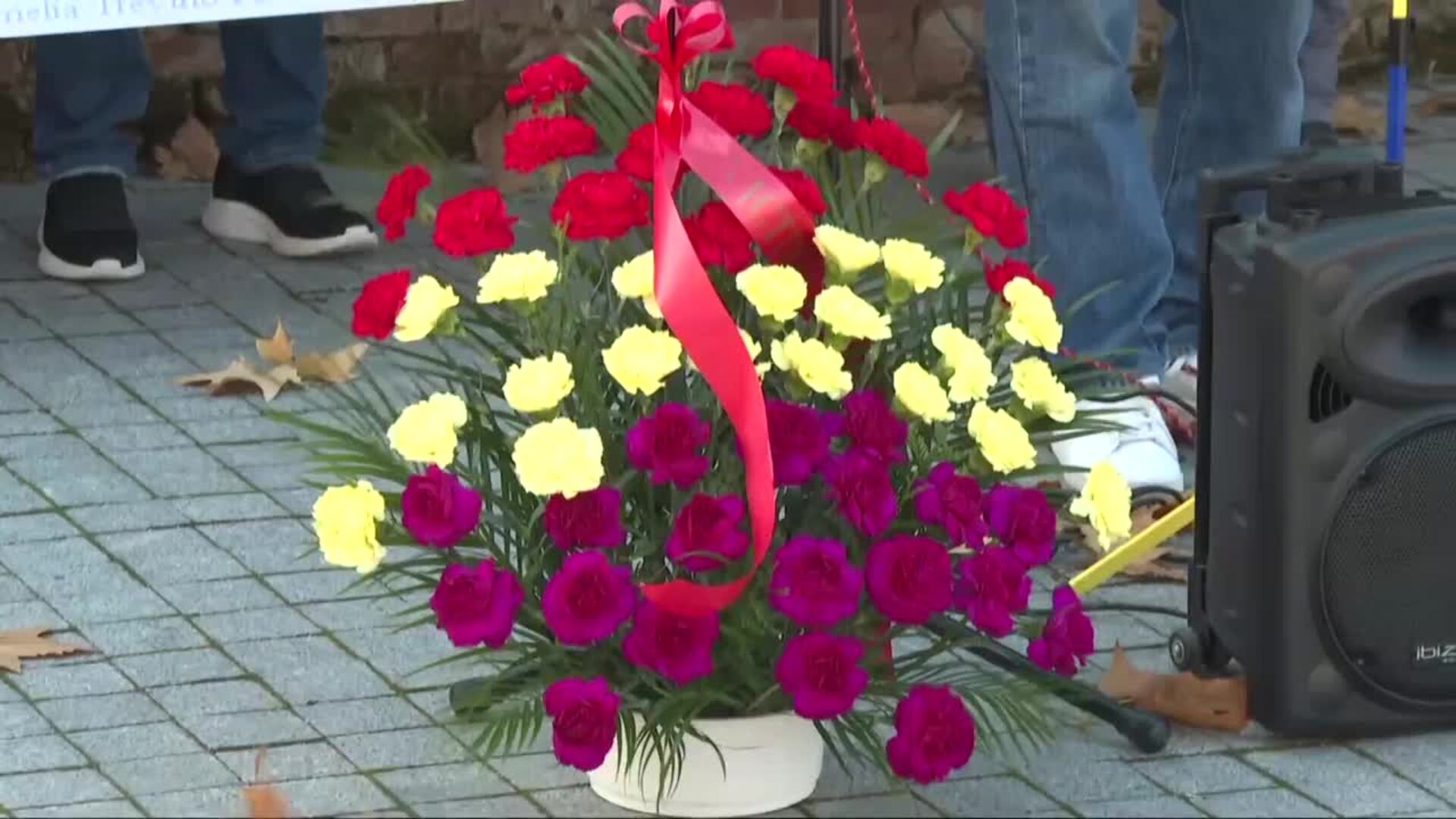 La Almudena acoge un homenaje a casi 3.000 fusilados en su tapia en el Franquismo