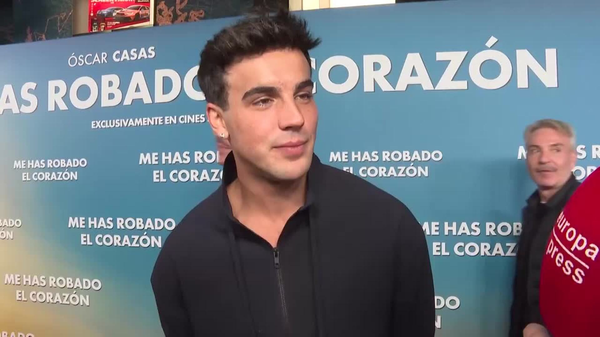 Ana Mena y la familia Casas arropan a Óscar Casas en el estreno de su nueva película