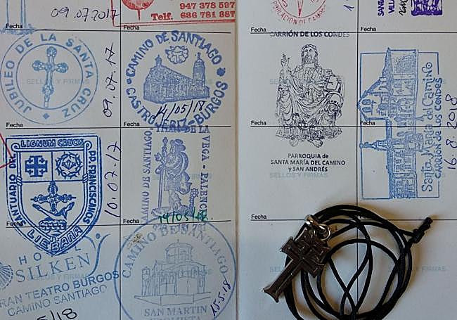 Credencial del peregrino con varios sellos.