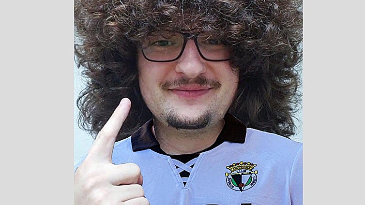 Así de largo tendría el pelo un aficionado del Burgos CF si hiciera el reto de un seguidor del Manchester United