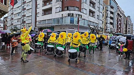 Los escolares de Miranda pregonan un Carnaval pasado por agua