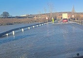 El río Riaza invade la N-122 a la altura de Fuentecén y se restringe el tráfico a un carril