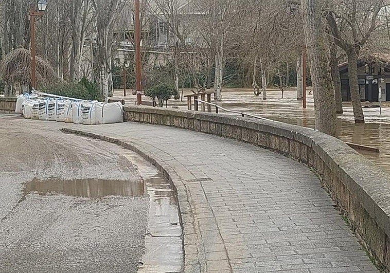 Aranda levanta un muro de contención para evitar la entrada de agua al casco urbano