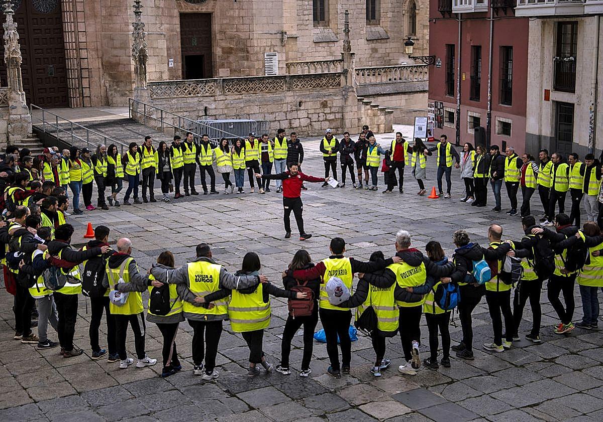 Imagen principal - Voluntarios de la prueba y dos corredores de ediciones anteriore.