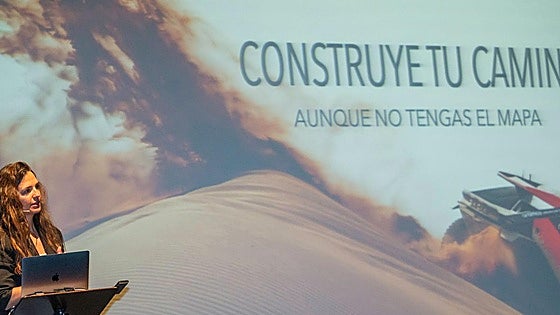 La piloto burgalesa Cristina Gutiérrez participa en una jornada de animación al emprendimiento