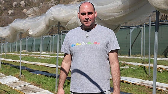 Lluís, el ganadero con la granja más pequeña de Burgos que vende toda su producción: «El caracol es de lo más proteico que hay»