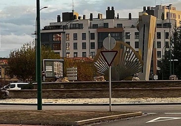 Herida una mujer tras empotrarse su turismo contra la fuente de una rotonda en Burgos