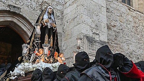 Burgos acompaña a Nuestra Señora de la Soledad entre lágrimas y aplausos