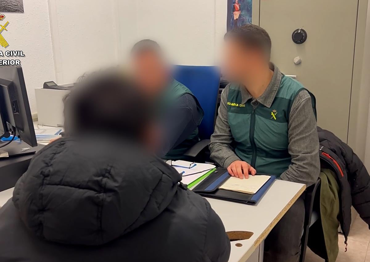 Imagen secundaria 1 - Los agentes toman declaración y las hueles del detenido acusado de dos agresiones sexuales.