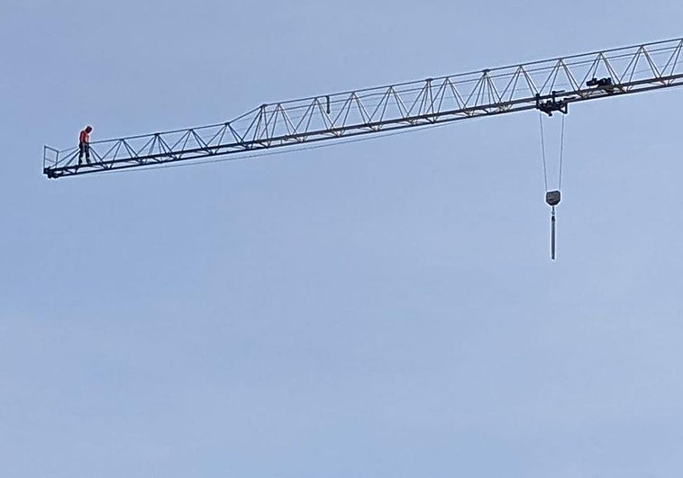 Tres horas de tensa negociación para hacer bajar a un hombre encaramado a una grúa en Burgos