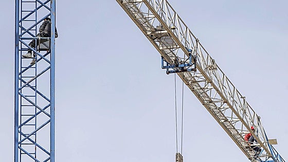 Investigan como explotación laboral el caso de los obreros colgados de una grúa en Burgos