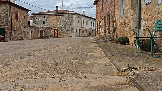 El conflicto entre una pedanía y su Ayuntamiento por el «abandono» y la limpieza de sus calles