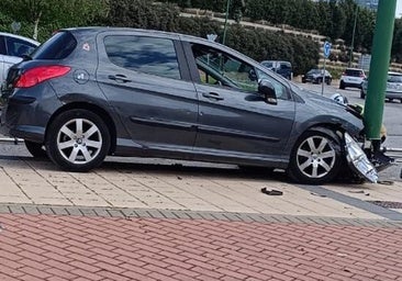 Un aparatoso accidente acaba con un turismo empotrado contra una farola junto al hospital de Burgos