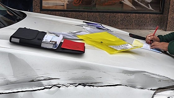 Denuncian que un camión golpea dos veces en siete meses el mismo coche aparcado en movilidad reducida en Miranda