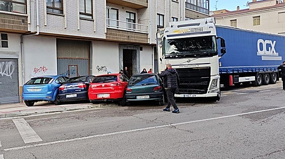 Aparatosa colisión múltiple en un pueblo de Burgos: un camión se lleva una hilera de coches y destroza mobiliario urbano