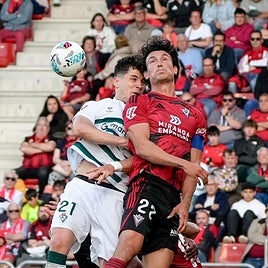 Lance del partido entre el Mirandés y el Eibar este domingo.