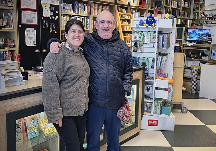 «Lucía, no cierres esto»: El vínculo que ha logrado salvar con 60.000 euros a la librería Santiago Rodríguez de Burgos