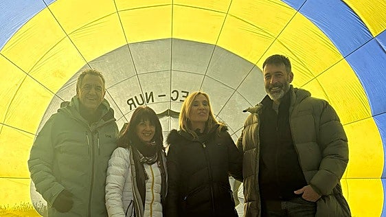 Los periodistas Roberto Brasero y Rocío Martínez promocionan el eclipse de agosto en un pueblo de Burgos