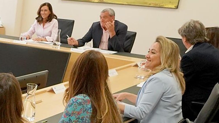 PP y Vox apuestan por repetir el modelo de 2022 y extender a las Cortes el esquema de poder en la Junta