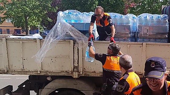 Reparten agua embotellada en los barrios afectados por la recomendación de no beber del grifo en Aranda