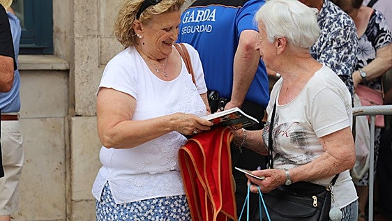Largas colas y tensión para recoger los pañuelos y programas de las fiestas de Burgos