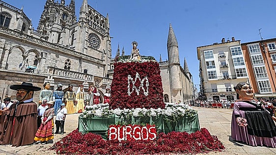 Un Precioso manto de flores para honrar a la virgen en las fiestas de Burgos