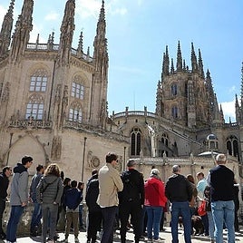 Un grupo de turistas contemplan la Catedral de Burgos.