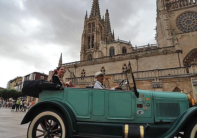 Ricardo lleva a Beatriz Plaza, Reina Mayor de los Sampedros 2026, durante el desfile de su proclamación