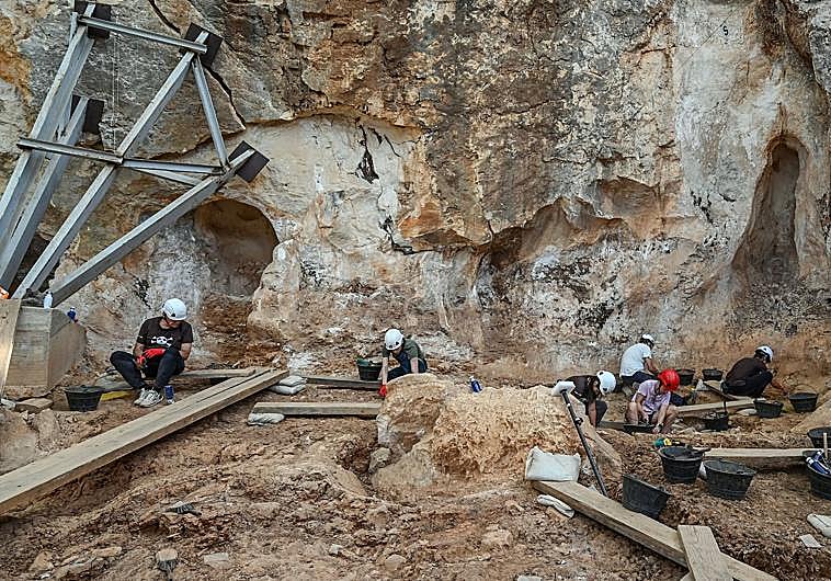 Imagen principal - Imágenes de las excavaciones en Atapuerca.