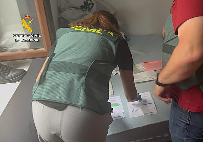 Investigadiones de la Guardia Civil dentro de esta operación.