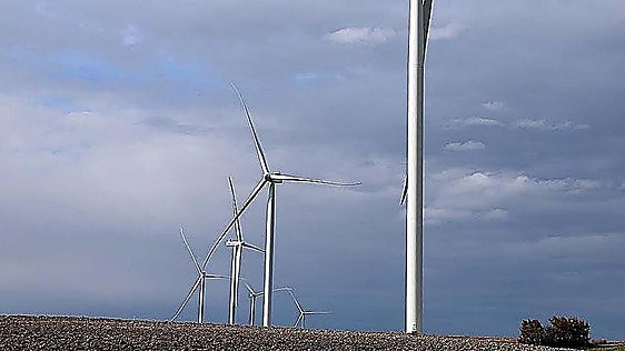 Planean instalar nueve aerogeneradores para acompañar a 116.000 placas solares y baterías en tres pueblos de Burgos