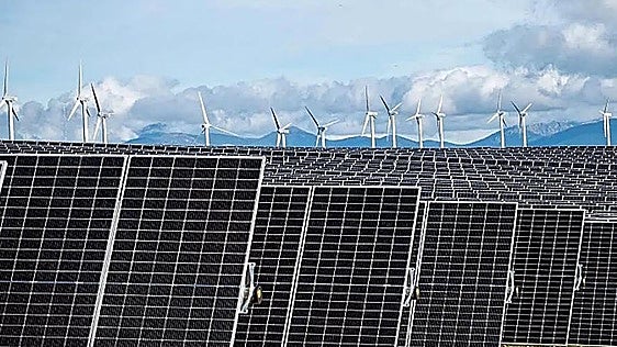 Avanzan los trámites para colocar 35.000 paneles solares junto a cinco aerogeneradores en un pueblo de Burgos