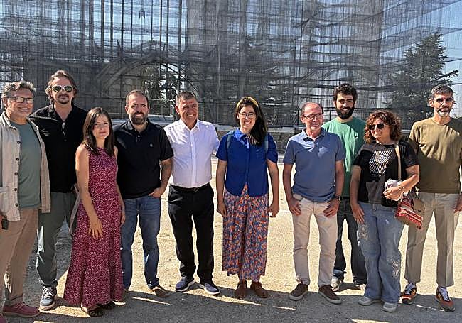El alcalde en funciones, Juan Manuel Manso, en el centro, durante la visita a las instalaciones con el equipo responsable de la obra.