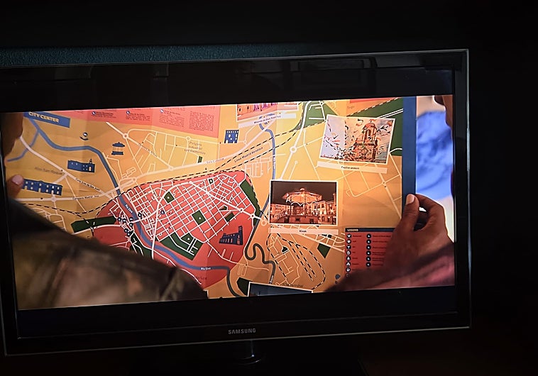 Imagen principal - Fotograma de la serie 'Cómplices hasta el final' en el que aparece el mapa de Mirandna