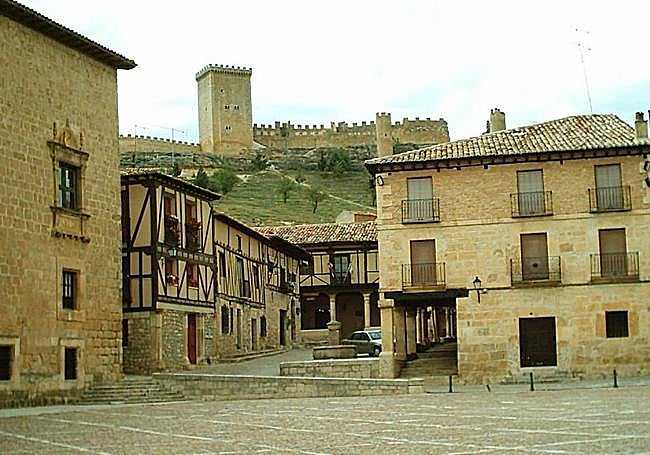 Vista del castillo de Peñaranda de Duero.