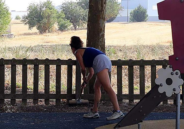 Imagen principal - Los vecinos han comenzado por el parque de los niños.