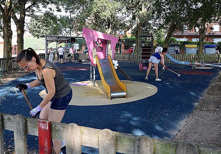 Imagen principal - Los vecinos de Villatoro se organizan para limpiar su barrio.