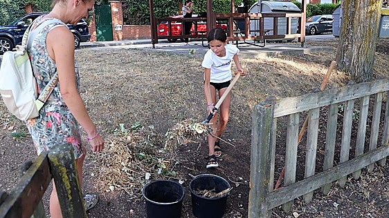 «Si alguna calle lo necesita, la tendremos que limpiar nosotros»: los vecinos de un barrio de Burgos cogen la escoba por el abandono municipal