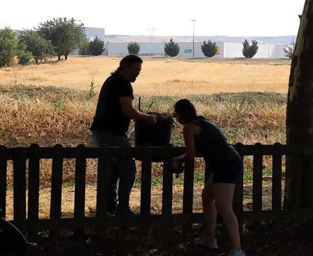 Imagen secundaria 1 - Los vecinos de Villatoro se organizan para limpiar su barrio.
