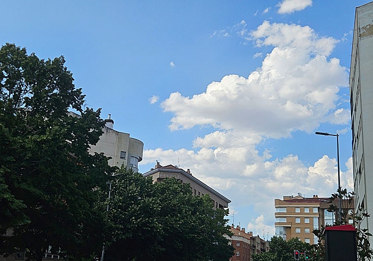 Imagen principal - Cielo de Miranda a las 17:45 horas del miércoles 12 de agosto