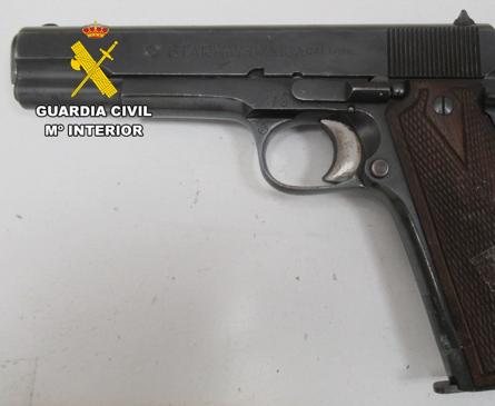 Imagen secundaria 1 - Armas encautadas por la Guardia Civil.