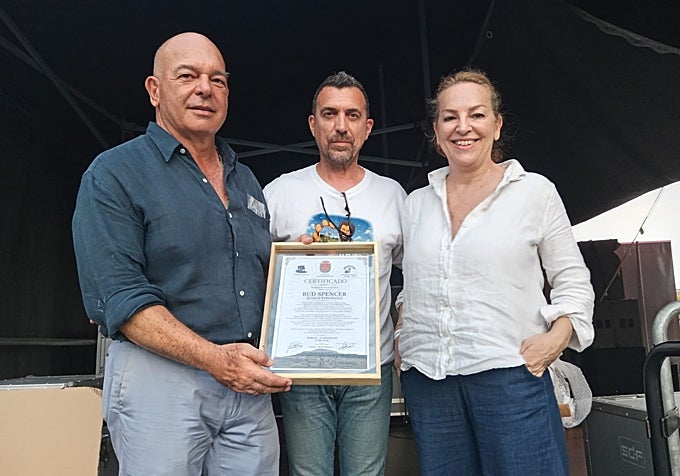 Giuseppe y Cristiana Pedersoli, hijos de Bud Spencer, reciben de manos de Alberto Corredori, de Camposecco Far West, la tumba honorífica depositada en Sad Hill.