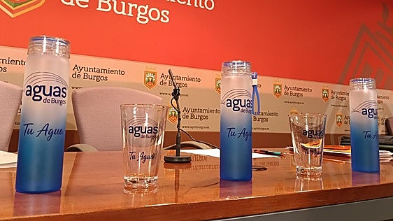 El Ayuntamiento de Burgos destierra el plástico de sus reuniones y se pasa al agua del grifo