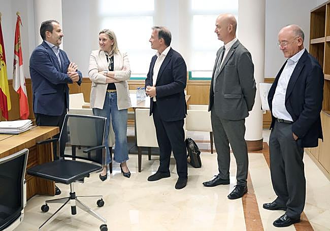 Isabel Blanco, vicepresidenta de la Junta, junto a Borja Suáres (en el centro), presidente de la Diputación, y el rector de la UBU (segundo por la derecha), José Miguel García.